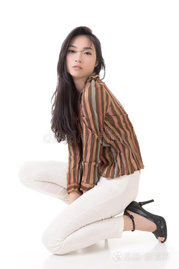 香烟烟雾中的女人